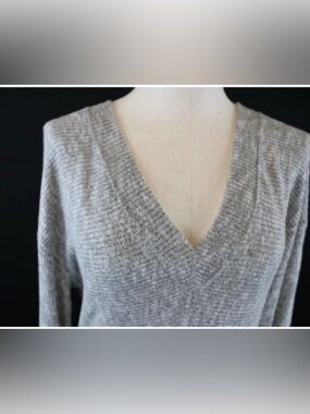 Evereve V-Neck Pullover ribbed gray light weight sweater. Women’s size medium